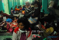 FOTO GUNUNG KELUD MELETUS : Pengungsi Gunung Kelud
