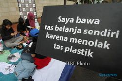 FOTO EARTH HOUR INDONESIA : Kurangi Penggunaan Tas Plastik