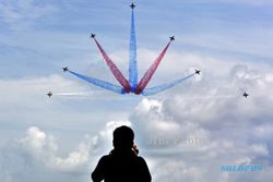 FOTO SINGAPORE AIR SHOW 2014 :  Atraksi Tim Aerobatik Black Eagle Korsel 