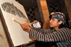 FOTO MELUKIS MENGGUNAKAN BARA API : Lukisan Candi Borobudur