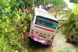 KECELAKAAN WONOGIRI : Bus Raya Nyungsep ke Sungai di Pracimantoro Wonogiri