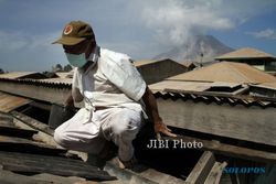 FOTO GUNUNG SINAMBUNG : Bersihkan Abu Vulkanik