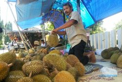 Durian Melimpah di Stasiun Wates