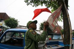 PILKADA MAGELANG : Petugas Gabungan Razia Alat Peraga Kampanye