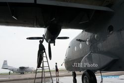  FOTO DAMPAK LETUSAN KELUD : Pembersihan Pesawat Udara