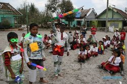 FOTO DAMPAK LETUSAN KELUD : Trauma Heiling Korban Erupsi Kelud