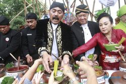 FOTO FESTIVAL JENANG 2014 : Walikota dan Wawali Solo Membagikan Jenang