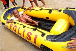 FOTO BANJIR BREBES : Evakuasi Korban Banjir