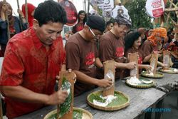 FESTIVAL JENANG SOLO : 300 Orang Parut Kelapa Hasilkan Bubur Kreatif
