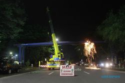 FOTO JEMBATAN PENYEBERANGAN SRIWEDARI : Membongkar Jembatan Penyeberangan