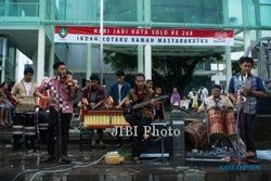 MUSIK ETNIK : Kemlaka Kemas Ragam Musik Nusantara dalam Wang Sinawang   