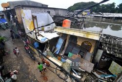 FOTO BANJIR JAKARTA : Rumah Roboh Akibat Banjir