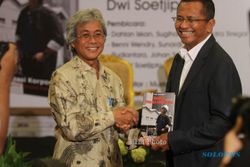 FOTO PELUNCURAN BUKU ROAD TO SEMEN INDONESIA : Memberikan Buku