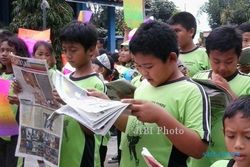  HARI PERS NASIONAL : Anak-anak di Lereng Merbabu Baca Koran Bersama 