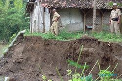 LONGSOR KLATEN : Diterjang Banjir, Talut Kali Dengkeng Longsor