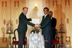 FOTO PENYERAHAN PENGHARGAAN DIPLOMA SULTAN HB IX : Menyerahkan Penghargaan Diploma (Alm) Sultan HB IX