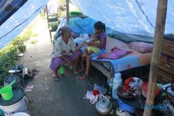FOTO BANJIR SOLO : Dipan dan Alat Masak Menyatu di Tenda