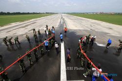 FOTO DAMPAK LETUSAN KELUD : Membersihkan Landasan Pacu Bandara Adi Sumarmo
