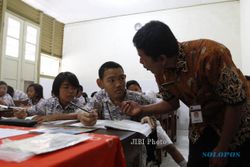 FOTO GURU PENDAMPING SISWA DIFABEL : Mengikuti Pelajaran Bahasa Indonesia 