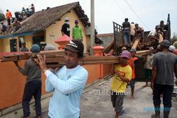 FOTO DAMPAK LETUSAN KELUD : Bantuan Bahan Bangunan Tidak Merata