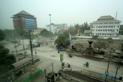 DAMPAK LETUSAN KELUD : Wah! Hujan Abu, Orang Solo Ngungsi ke Hotel