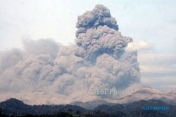 GUNUNG KELUD MELETUS : BNPB: Status Gunung Kelud Masih Awas