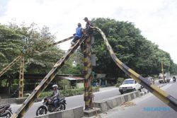 KECELAKAAN SOLO : Truk Kontainer Tabrak Portal Jembatan KA Jurug
