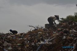 FOTO TPA SUKOSARI : Mencari Sampah Non Organik
