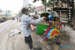FOTO GUNUNG KELUD MELETUS : Membersihkan Becak