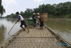 FOTO PERAHU SUNGAI BENGAWAN SOLO : Menyeberangi Sungai Bengawan Solo