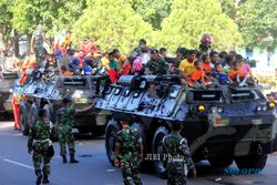 FOTO PAMERAN ALUTSISTA KAVALERI : Warga Mencoba Kendaraan Tempur