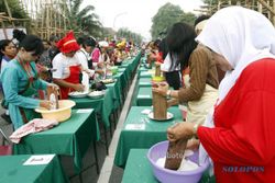 FOTO FESTIVAL JENANG SOLO 2014 : Memarut Kelapa Massal 