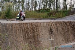 FOTO DAMPAK LETUSAN KELUD : Nekat Melintasi Jalan Kantung Aliran Lahar Hujan