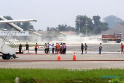  FOTO DAMPAK LETUSAN KELUD : Membersihkan Bandara Adi Sumarmo