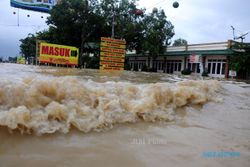 FOTO DAMPAK BANJIR PANTURA : Tergenang Banjir, Restoran di Pantura Ditutup 