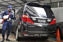 FOTO KASUS WAWAN : Mobil DPRD Banten Disita KPK