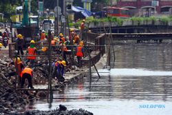 FOTO REHABILITASI TANGGUL : Perbaikan Tanggul Pascabanjir Jakarta Dimulai