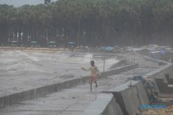 FOTO GELOMBANG PASANG KUPANG : Gelombang Pasang Terjang Pantai Oesapa