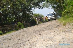 JALAN RUSAK WONOGIRI : Jalan Penghubung 4 Desa Rusak Parah