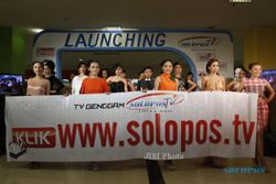 FOTO LAUNCHING SOLOPOS TV : Membentangkan Spanduk