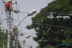 FOTO PLN : Mengganti Kabel Listrik 
