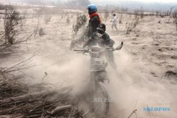 FOTO EVAKUASI KORBAN SINABUNG : Sepeda Motor Kepayahan Tembus Sinabung