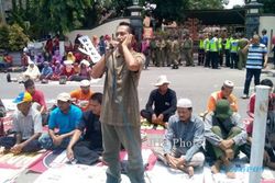 POLEMIK PASAR IR. SOEKARNO : Demo, Pedagang Salat Jumat di Jl. Jenderal Sudirman