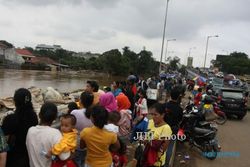 FOTO BANJIR JAKARTA : Wisata Banjir Jakarta