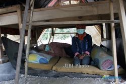 FOTO GUNUNG KELUD MELETUS : Mengungsi Di Luar Rumah