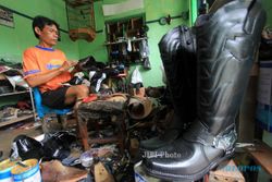 FOTO PEMBUATAN SEPATU : Menyelesaikan Pesanan Sepatu Dinas Polisi 