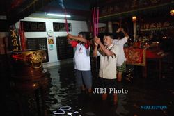 FOTO TAHUN BARU IMLEK :  Sembahyang Imlek Saat Banjir