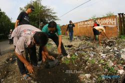 FOTO KERJA BAKTI : Membersihkan Bekas TPS