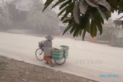 FOTO HUJAN ABU SOLO : Warga Tetap Beraktivitas Saat Hujan Abu