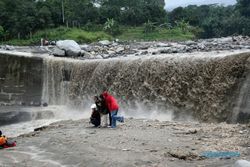 FOTO DAMPAK LETUSAN KELUD : Bahaya Lahar Dingin Kelud